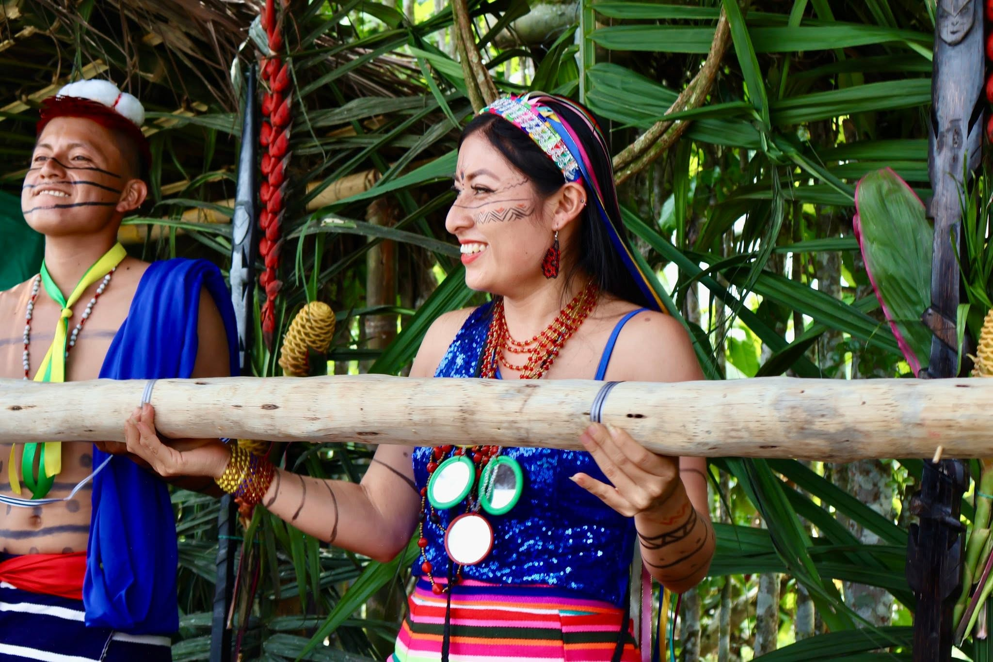 Mujer tsáchila participando en una ceremonia tradicional