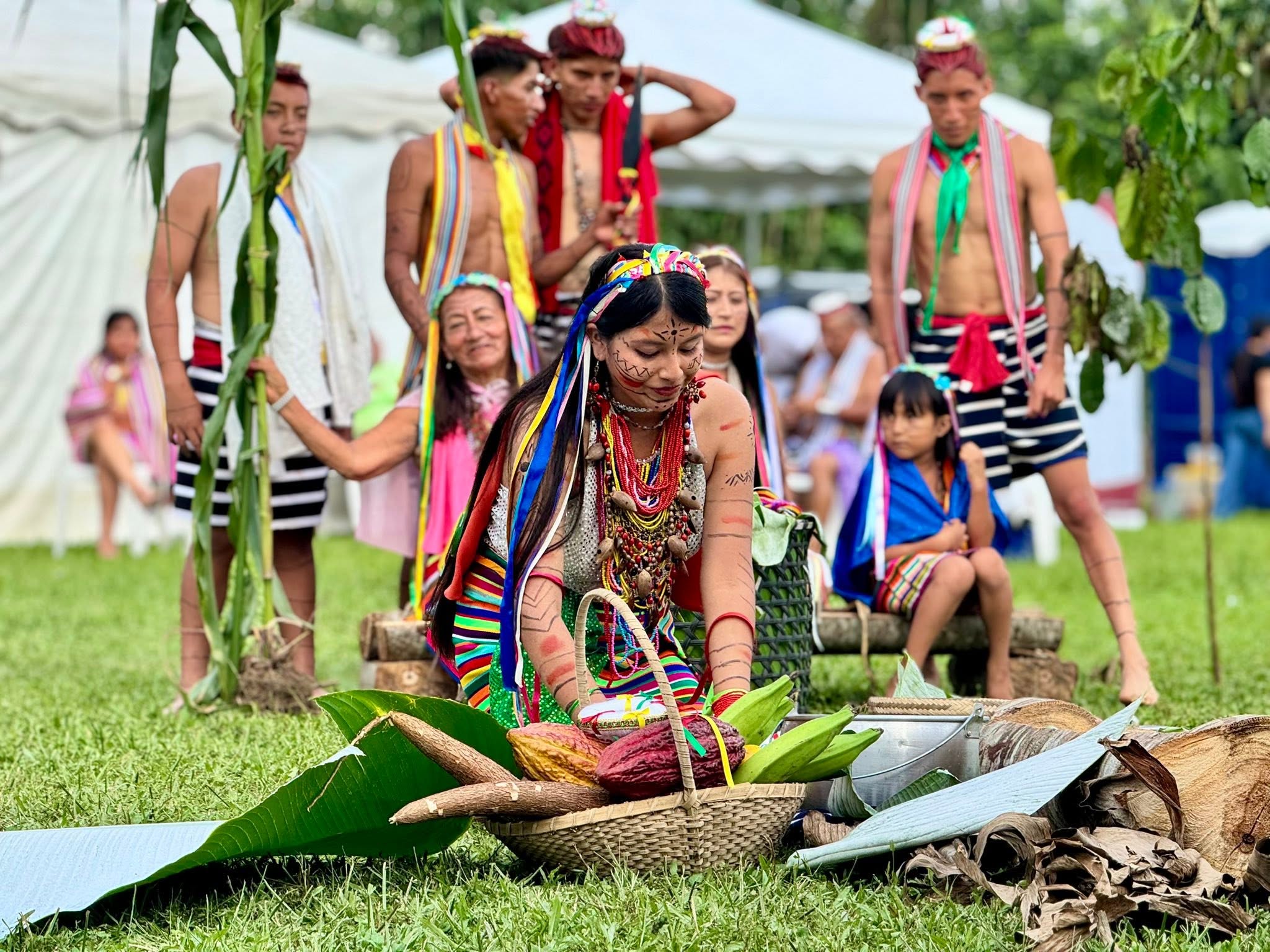 Familia tsáchila participando en una ceremonia comunitaria con cacao y alimentos de su territorio