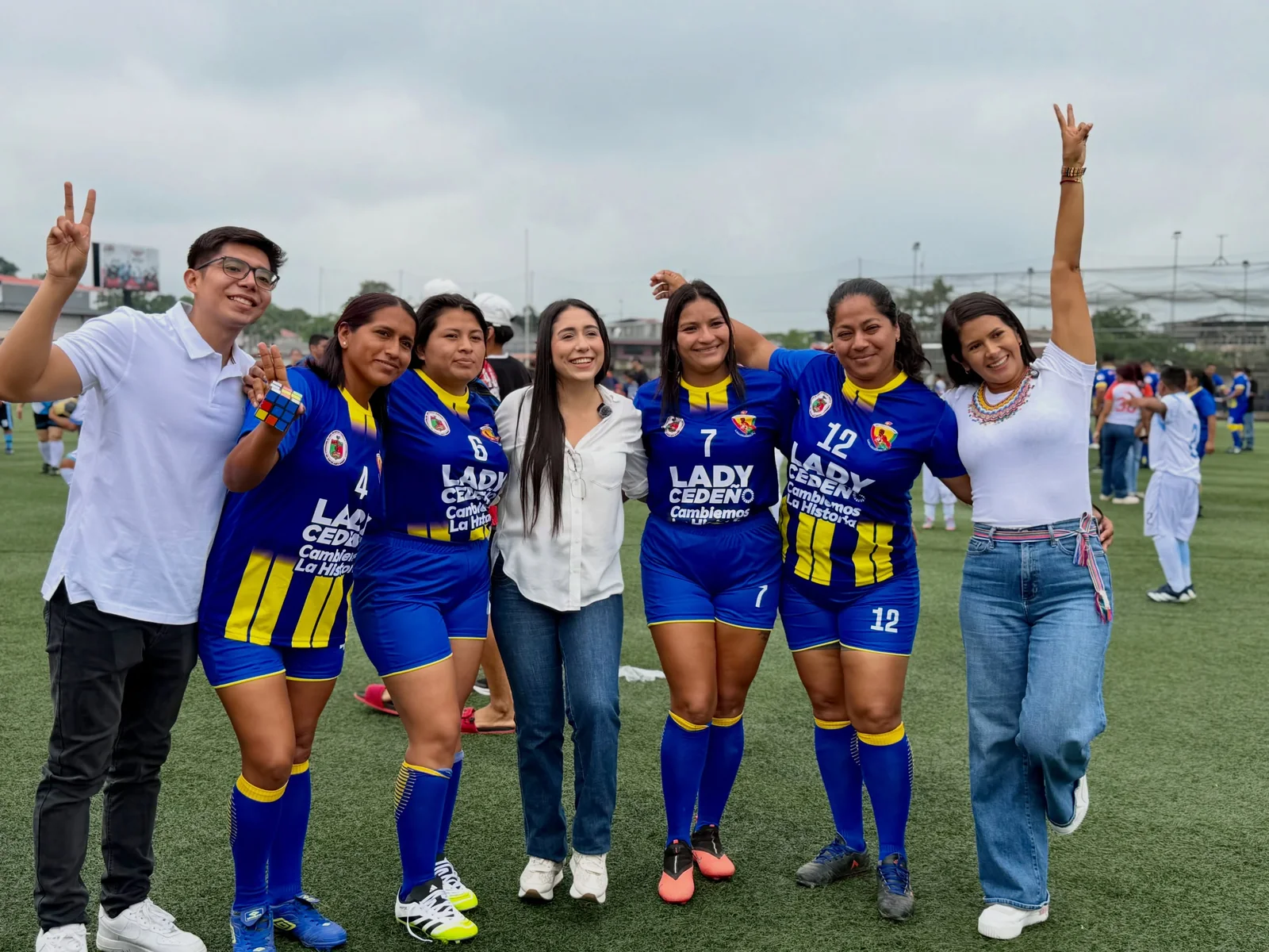Jugadoras y organizadores celebran durante los Juegos Cantonales e Interligas