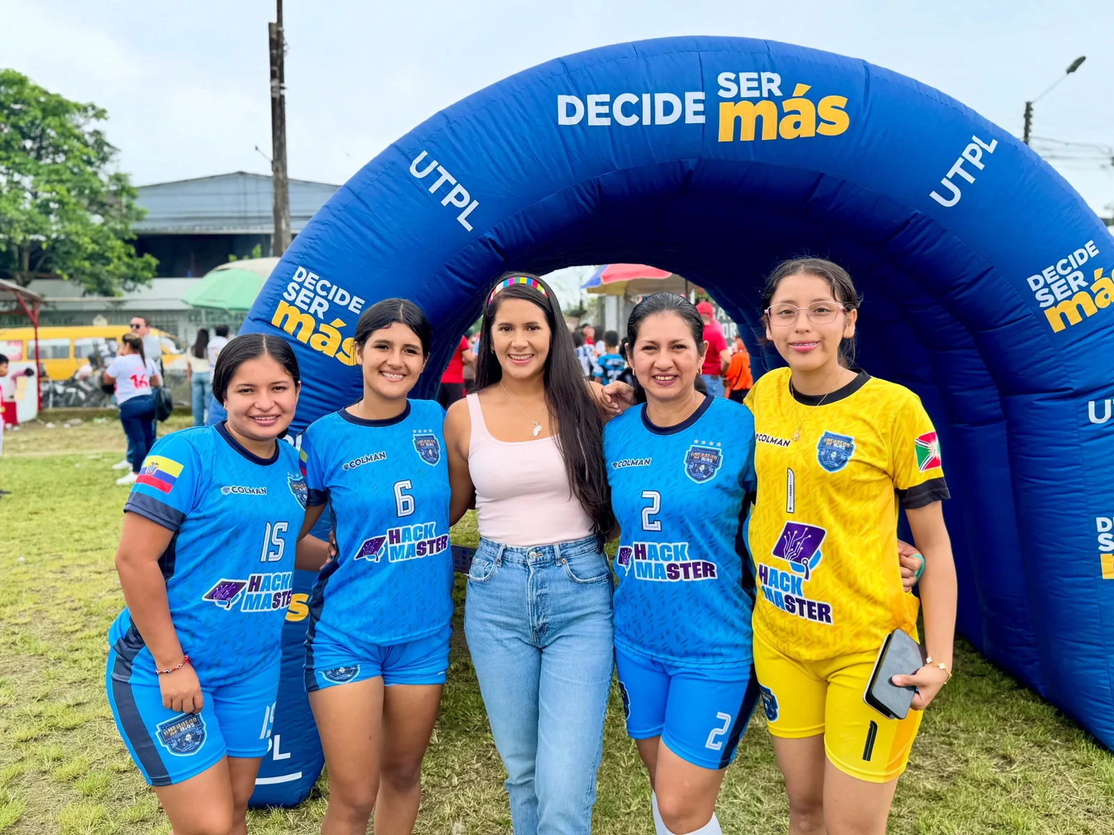 Futbolistas participantes de los Juegos Provinciales junto a Lady Cedeño