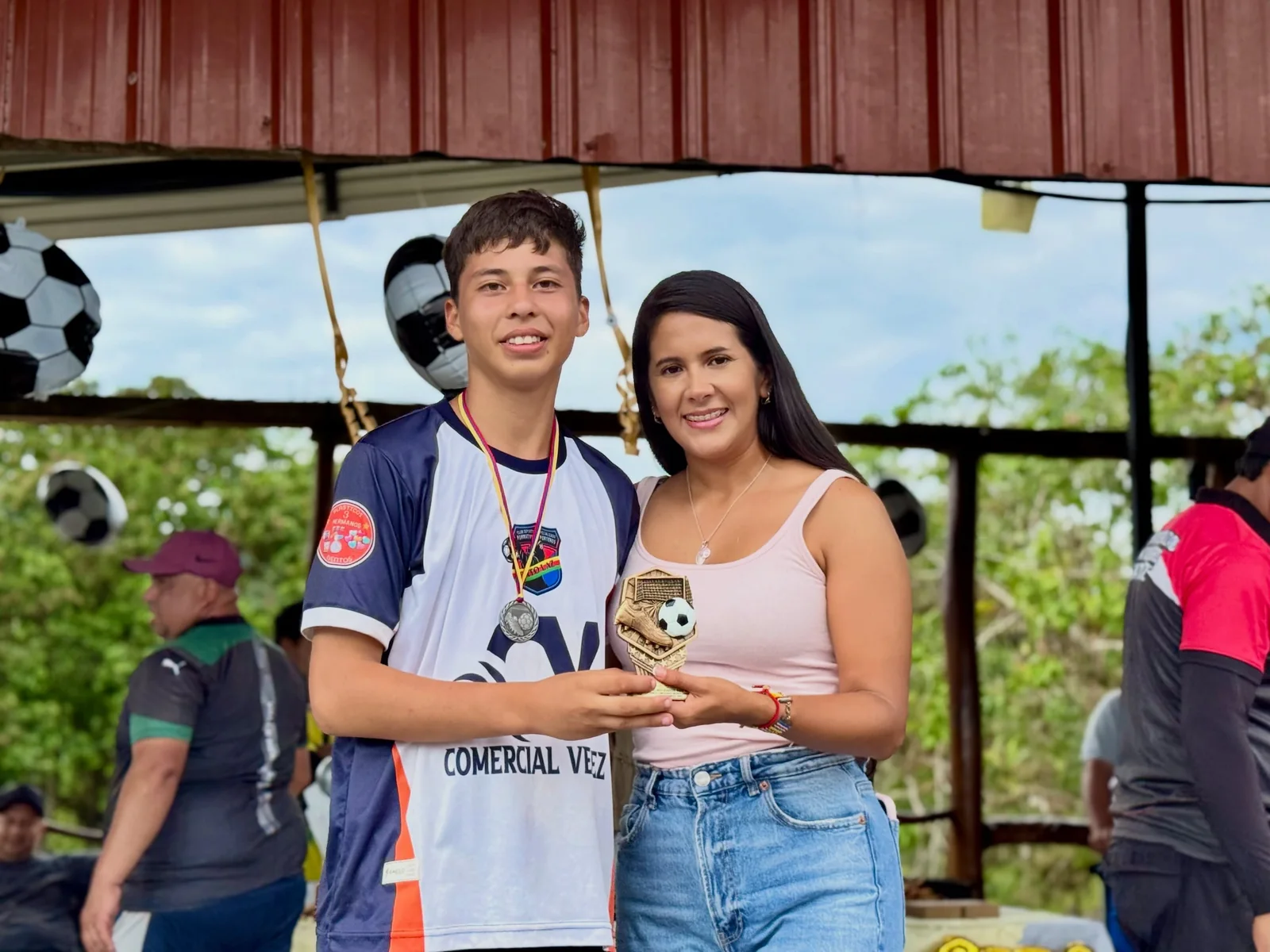 Niño recibe un reconocimiento en el Campeonato de Valle Hermoso