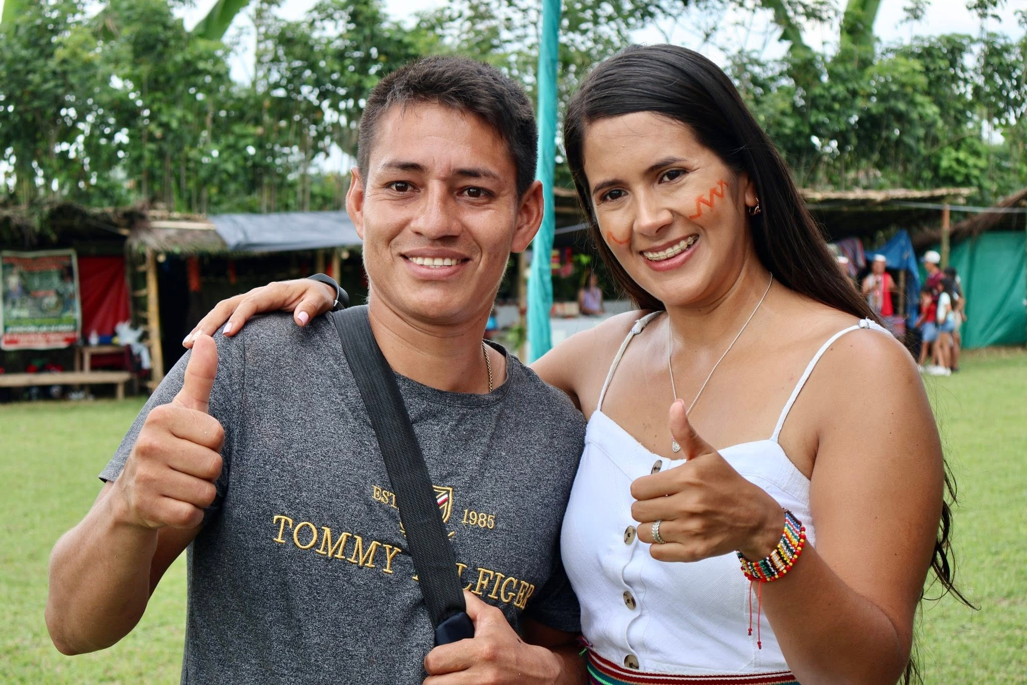 Lady Cedeño acompañada durante una jornada cultural tsáchila