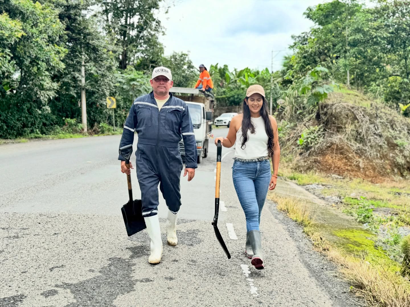 Lady Cedeño recorriendo el territorio junto a un trabajador vial