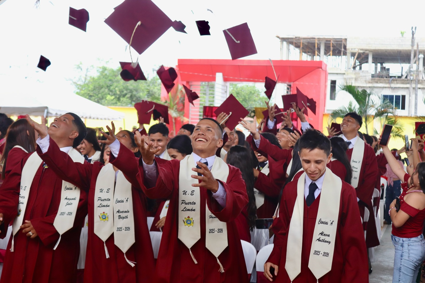 Jóvenes celebrando su graduación en Puerto Limón