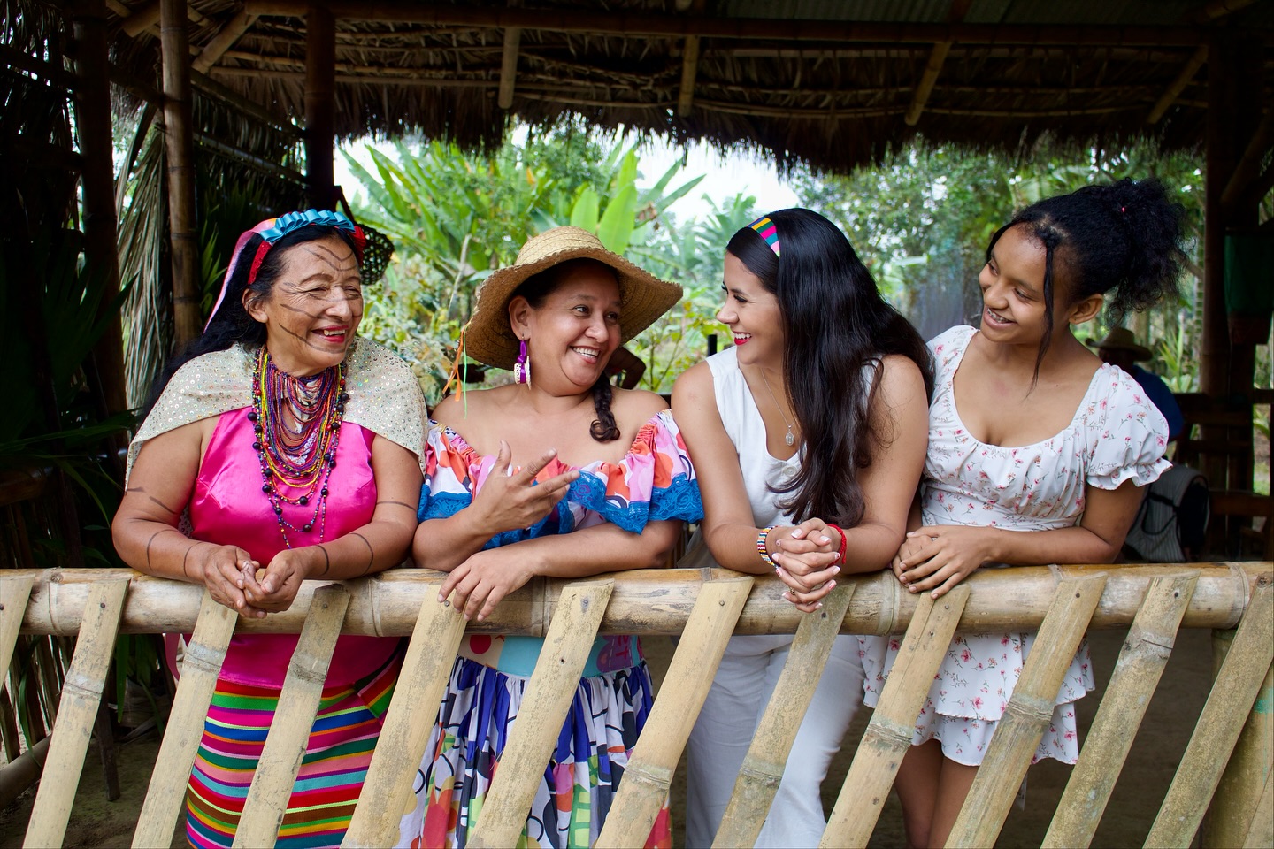 Lady Cedeño compartiendo con mujeres rurales