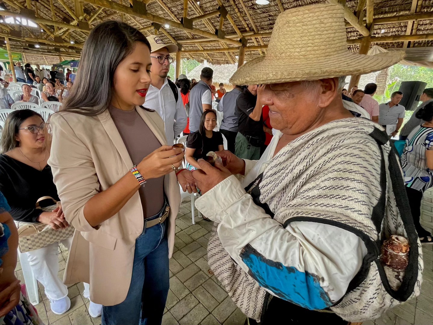 Lady Cedeño conversando con un representante de la comunidad montubia