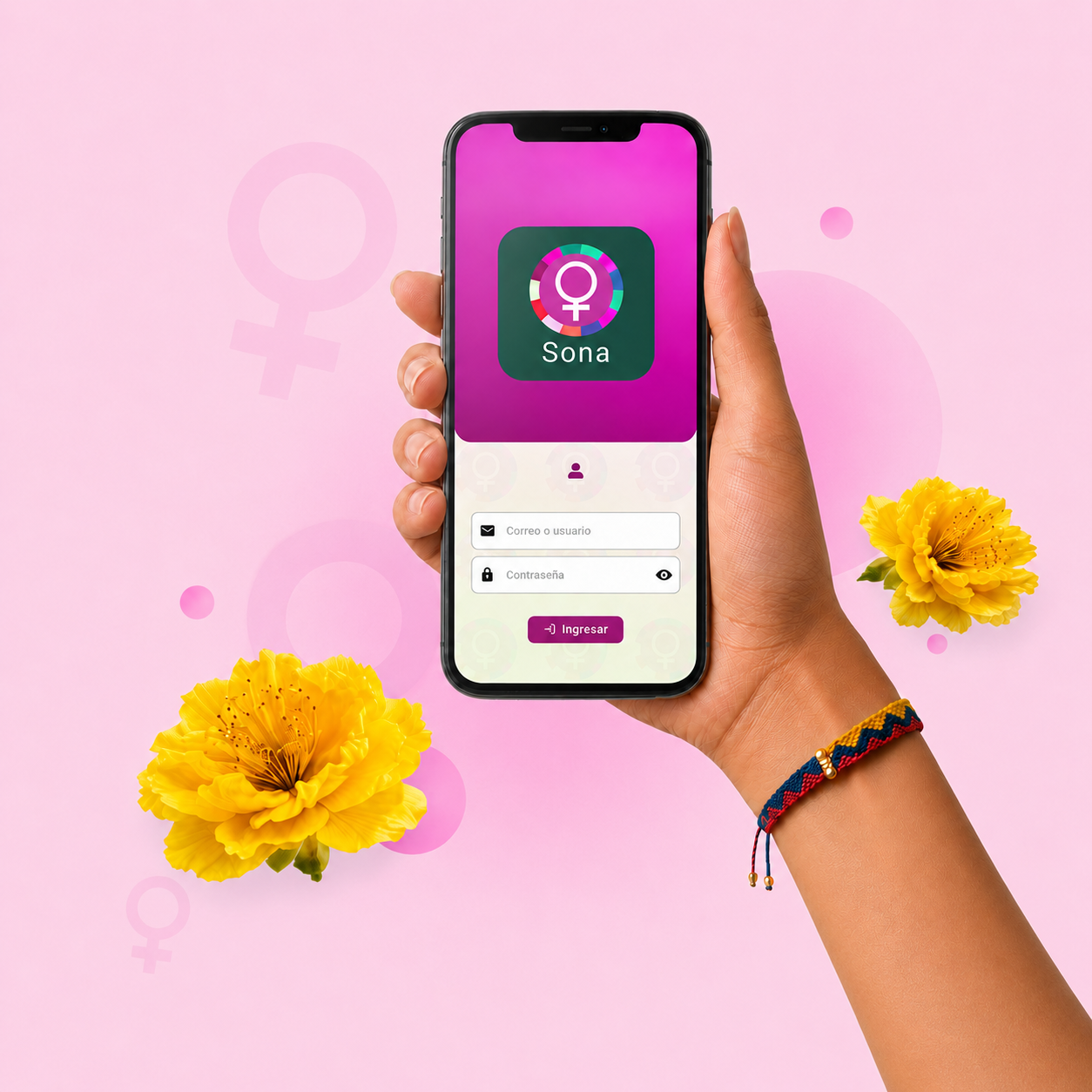 Mano sosteniendo un celular con la pantalla de inicio de Sona App, acompañada por flores amarillas